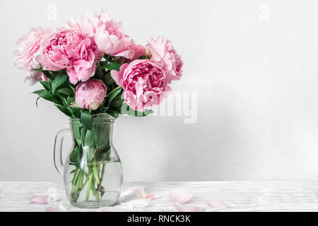 Magnifique bouquet de fleurs de pivoine rose dans un vase ou un mariage jour de womans. arrière-plan avec copie espace high key. Banque D'Images