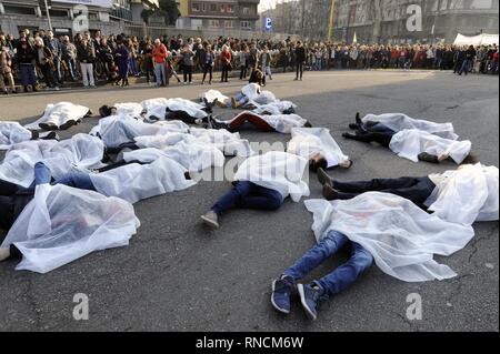 Milan, 16 février 2019, manifestation contre la politique du gouvernement de l'incrimination pour les immigrants, le décret "sécurité" de Salvini, ministre de l'intérieur et contre la transformation de l'ACP, les centres de premier accueil à la RCR, les Centres pour le rapatriement. Banque D'Images