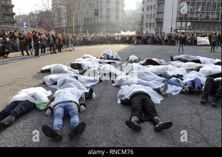 Milan, 16 février 2019, manifestation contre la politique du gouvernement de l'incrimination pour les immigrants, le décret "sécurité" de Salvini, ministre de l'intérieur et contre la transformation de l'ACP, les centres de premier accueil à la RCR, les Centres pour le rapatriement. Banque D'Images