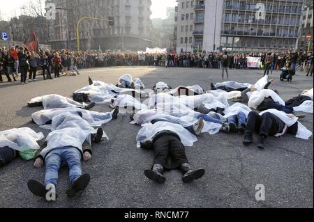 Milan, 16 février 2019, manifestation contre la politique du gouvernement de l'incrimination pour les immigrants, le décret "sécurité" de Salvini, ministre de l'intérieur et contre la transformation de l'ACP, les centres de premier accueil à la RCR, les Centres pour le rapatriement. Banque D'Images