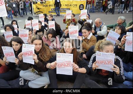 Milan, 16 février 2019, manifestation contre la politique du gouvernement de l'incrimination pour les immigrants, le décret "sécurité" de Salvini, ministre de l'intérieur et contre la transformation de l'ACP, les centres de premier accueil à la RCR, les Centres pour le rapatriement. Banque D'Images