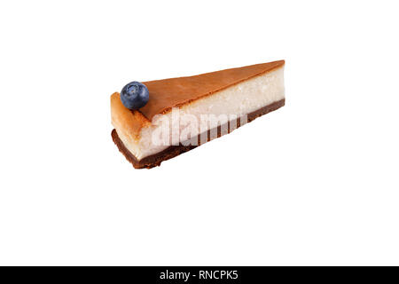 Gâteau au fromage classique avec les baies fraîches isolées sur fond blanc. Dessert bio sain. Gâteau au fromage avec des bleuets frais. Vue de côté. Banque D'Images