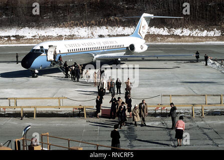 Les proches des anciens otages arrivent à bord d'un C-9 le Skytrain II aéronefs pour répondre à leurs proches lorsqu'ils atteignent les Etats-Unis après avoir été libérés par l'Iran. Banque D'Images