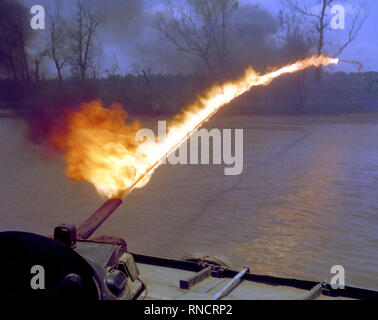 Un marine américain lance-flammes Zippo est le test à partir d'un bateau de patrouille. Banque D'Images