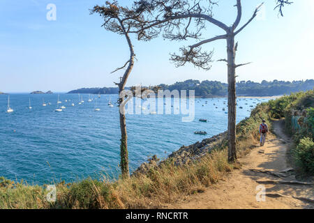 La France, de l'Ille et Vilaine, Côte d'Emeraude (Côte d'Émeraude), Cancale, Walker sur le GR34 Chemin de la côte et de l'anse de Port Mer // France, Ille-et-Vilaine ( Banque D'Images