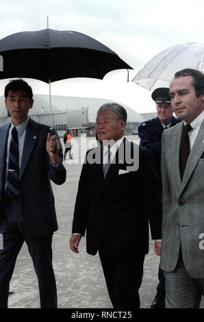 1980 - Le Premier ministre Masayoshi Ohira japonais est accueilli dès son arrivée aux États-Unis pour une visite. Banque D'Images