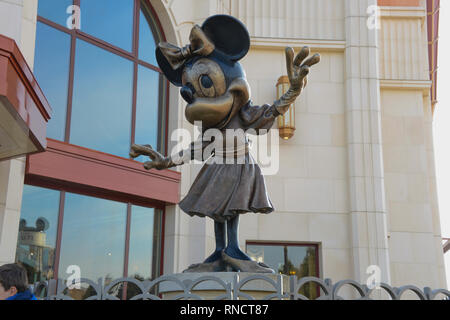 FRANCE, PARIS - 28 février 2016 - statue en bronze de Minie Mouse, qui nous accueille dans le Parc Disneyland, Banque D'Images