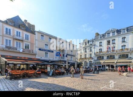 La France, de l'Ille et Vilaine, Côte d'Emeraude (Côte d'Émeraude), Saint Malo, des terrasses autour de la Place Chateaubriand // France, Ille-et-Vilaine (35), la Côte d Banque D'Images