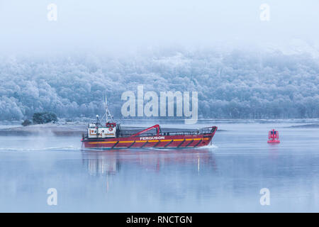 Transport & Voyage navire Ferguson Anne récolte motoring sur un froid matin d'hiver avec le gel et le brouillard à Corpach, Fort William, Écosse en février Banque D'Images