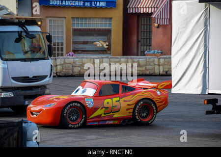 FRANCE, PARIS - 28 février 2016 - Voiture de course Flash McQueen du film Cars, la manifestation à l'intérieur de Disney Studios Banque D'Images