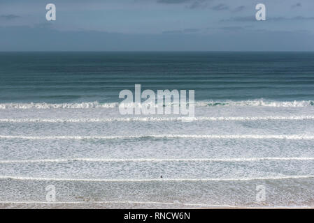 Vagues à Watergate Bay dans la région de Cornwall. Banque D'Images