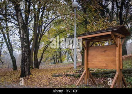 Le conseil d'information fait de bois dans le parc, vide Banque D'Images