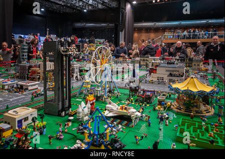 Florence, Italie - 11 novembre 2017 : Les Visiteurs du 'Festival' Briques Florence admiré un parc d'modèle construit entièrement avec des briques Lego briques en plastique Banque D'Images