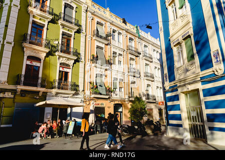 Valencia, Espagne - 16 Février 2019 : majestueux édifices sur la rue de Cadix dans le quartier de Ruzafa. Banque D'Images