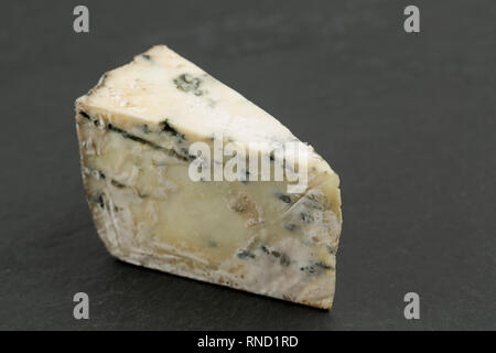Une cale de Shepherds Purse Mme Bell's Blue fromage fabriqué dans le Yorkshire à partir de lait de brebis. England UK GB. Photographié sur un fond foncé, ardoise. Banque D'Images