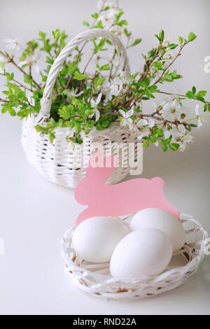 Joyeuses Pâques. Et décor de table de la table de Pâques est un vase avec des tulipes roses et des plats de couleur rose et vert. Focus sélectif. Banque D'Images