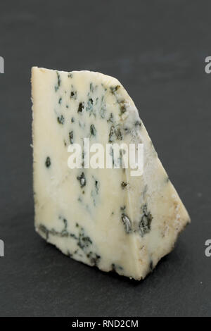 Une cale de Shepherds Purse Mme Bell's Blue fromage fabriqué dans le Yorkshire à partir de lait de brebis. England UK GB. Photographié sur un fond foncé, ardoise. Banque D'Images