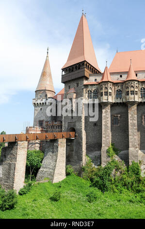 Pont principal, Turnul Buzdugan (Mace), la tour clocher Porche, vaste palais de Castelul Corvinilor gothico-Renaissance (Château Corvin) construite en XV siècle par J Banque D'Images