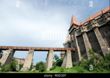 Pont principal, Turnul Buzdugan (Mace), la tour clocher Porche, vaste palais de Castelul Corvinilor gothico-Renaissance (Château Corvin) construite en XV siècle par J Banque D'Images