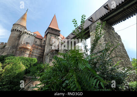 Pont principal, Turnul Buzdugan (Mace), la tour clocher Porche, vaste palais de Castelul Corvinilor gothico-Renaissance (Château Corvin) construite en XV siècle par J Banque D'Images