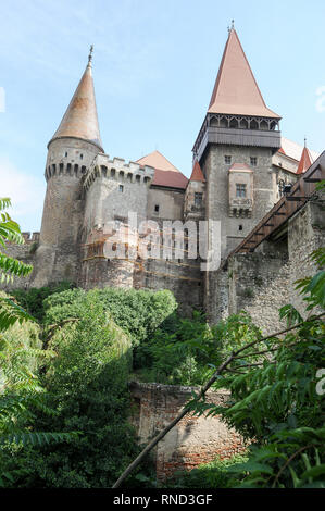 Pont principal, Turnul Buzdugan (Mace), la tour clocher Porche, vaste palais de Castelul Corvinilor gothico-Renaissance (Château Corvin) construite en XV siècle par J Banque D'Images