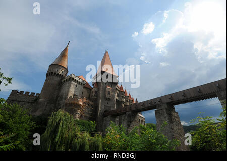 Pont principal, Turnul Buzdugan (Mace), la tour clocher Porche, vaste palais de Castelul Corvinilor gothico-Renaissance (Château Corvin) construite en XV siècle par J Banque D'Images