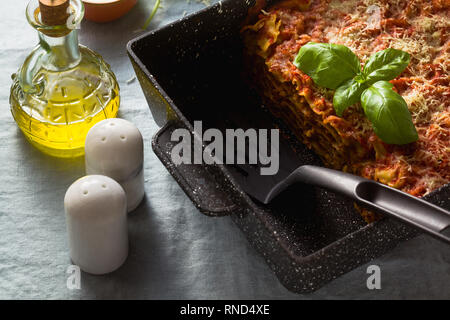 Lasagne vegan avec les lentilles et les pois verts dans une plaque sur une table avec une nappe en lin bleu. Une cuisine italienne sain pour toute la famille, par Banque D'Images