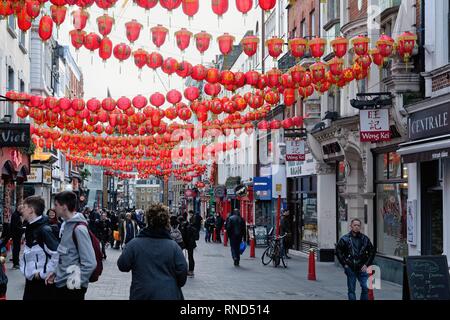 Le quartier chinois dans le centre de Londres avec les rues décorées avec de nombreux lampions rouges England UK Banque D'Images