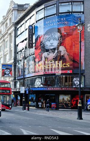 L'entrée avant à la Queens Theatre Shaftesbury Avenue montrant un grand panneau publicitaire pour la comédie musicale "Les Misérables", Central London England UK Banque D'Images