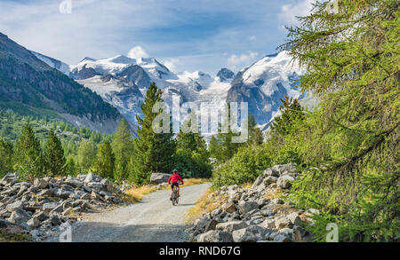 Senior woman riding, son e-vtt sur la piste vers le glacier Morteratsch près de Pontresina, Suisse Engadine ,,Alpes. Banque D'Images