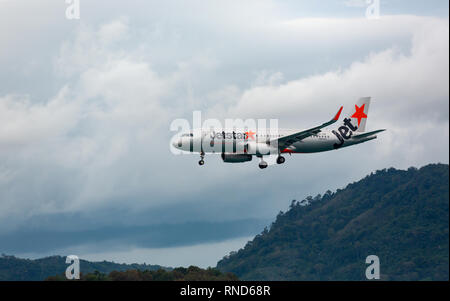 Jetstar Airways vole par des montagnes Banque D'Images