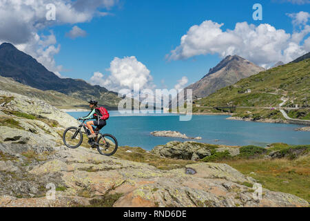 Senior woman, école son e-mountainbike sur la célèbre piste de Bernina Express au Lago Bianco, col de la Bernina près de St.Moritz Pontresina une, Engadine, Switze Banque D'Images