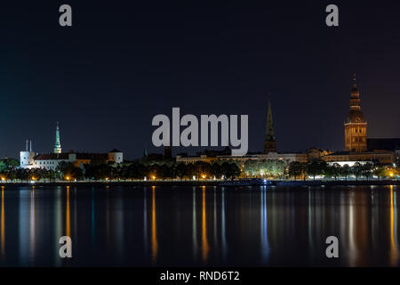Vue panoramique vue de nuit sur la vieille ville de Riga la capitale de la Lettonie ville de rive gauche du fleuve Daugava. Son unique avec une architecture gothique et médiévale. Banque D'Images