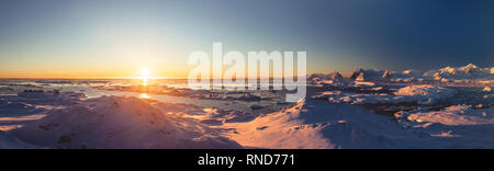 Coucher de soleil coloré lumineux vue panoramique Océan en Antarctique. Soleil Orange s'allume sur la neige couverts surface polaire. Paysage d'hiver pittoresque. Le bea Banque D'Images