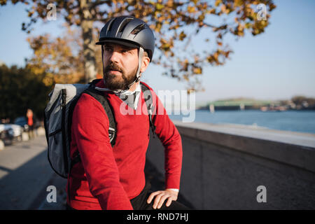 Homme d'Hipster avec location de banlieue pour se rendre au travail et en ville. Banque D'Images