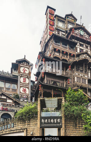 Chongqing, Chongqing, Chine - 06 Avril 2015 : Grotte de Hongya (Hongyadong) célèbre destination touristique culturelle traditionnelle Banque D'Images