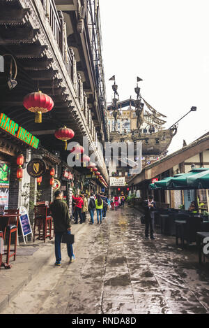 Chongqing, Chongqing, Chine - 06 Avril 2015 : Grotte de Hongya (Hongyadong) célèbre destination touristique culturelle traditionnelle Banque D'Images