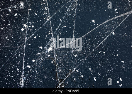 Surface de glace en plein air avec la neige, pleine de marques de skate. close-up Ice background Banque D'Images