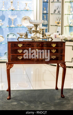 Commode en acajou, vintage, fleuri, cuisine fine verre cadeaux de mariage concept, irlandais bijoux, couverts, cadeaux, artisanat, fait main, store shop Banque D'Images