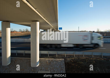 Un nouveau pont de l'autoroute. Postoloprty Ville. République tchèque. Banque D'Images