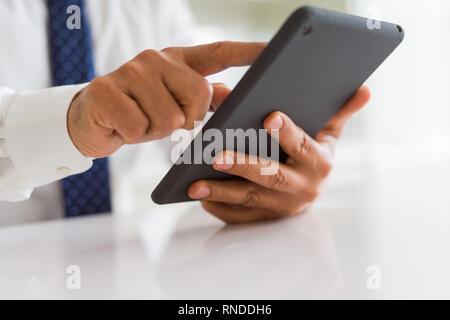 Close up of middle age business man using tablet Banque D'Images