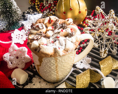 Chocolat chaud avec des guimauves de Noël Banque D'Images