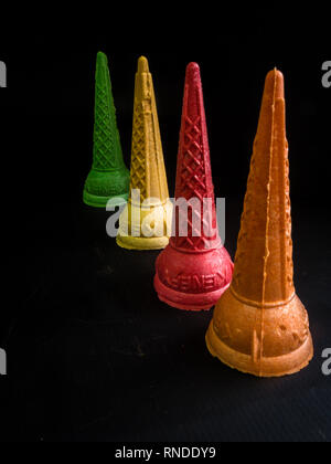 Quatre vide ice cream cones sur noir - Photographie sombre Banque D'Images