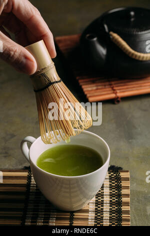La préparation de thé matcha avec un fouet en bambou Banque D'Images