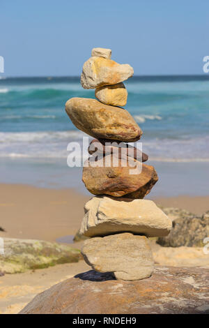 Les cheminées en pierre sur la plage de Bondi en Banque D'Images