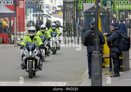 Londres, Angleterre, Royaume-Uni. Les membres de la Police métropolitaine escorte spéciale Groupe dans Downing Street Banque D'Images