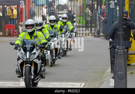 Londres, Angleterre, Royaume-Uni. Les membres de la Police métropolitaine escorte spéciale Groupe dans Downing Street Banque D'Images