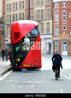 Londres, Angleterre, Royaume-Uni. Dépassement cycliste un bus à impériale avec un échappement Très fumé, à Westminster Banque D'Images