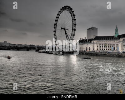 Vue sur le London Eye à partir de Westminster Bridge, Londres - Royaume-Uni Banque D'Images