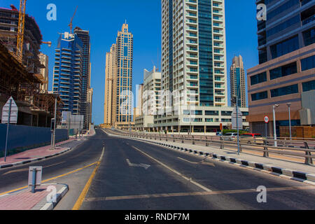 L'intersection de la rue vide dans la ville de Dubaï, Émirats Arabes Unis Banque D'Images